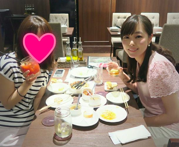 中学・高校時代の友人と食事をする梅澤真理子