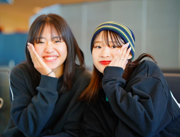 中島未莉（右）は指輪をつけているが左手薬指にはつけていない