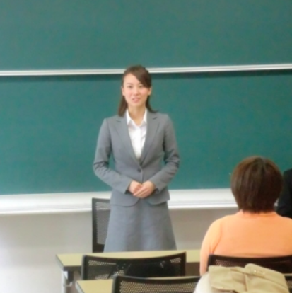 大学時代に就活の体験談を語る柴田平美