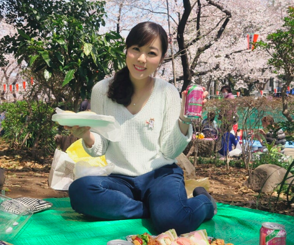 大学時代の友人とお花見をする梅澤真理子