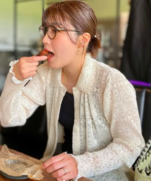 室岡里美の左手薬指には指輪がみられる