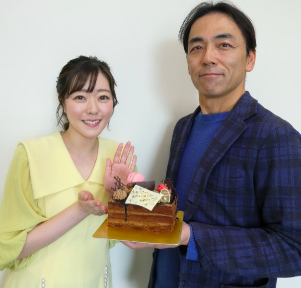 梅澤真理子の左手薬指に指輪はみられない