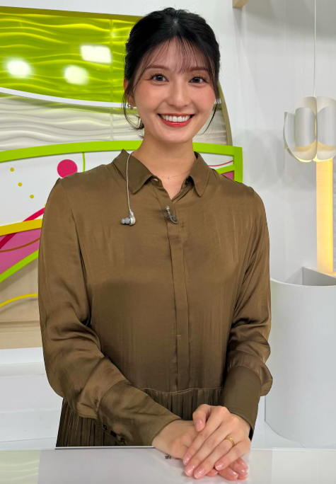 結婚公表前に久保明日香の左手薬指には指輪がみられる