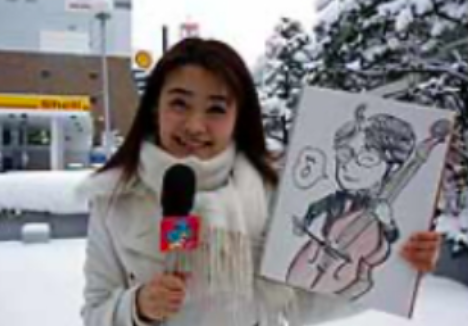 結婚報告した際に夫の似顔絵をもつ内山佳子