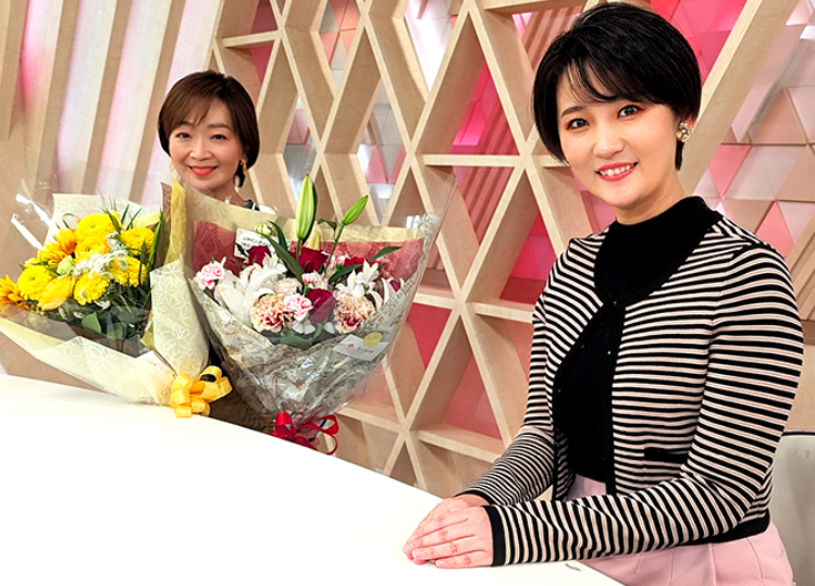 藤盛由果（右）の左手薬指に指輪はみられない