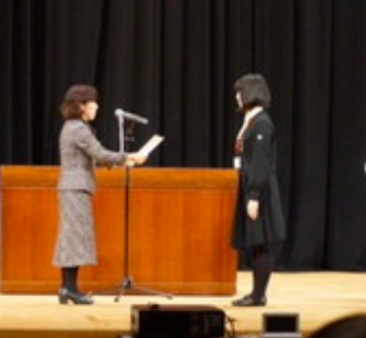 表彰される高校時代の久保明日香（右）