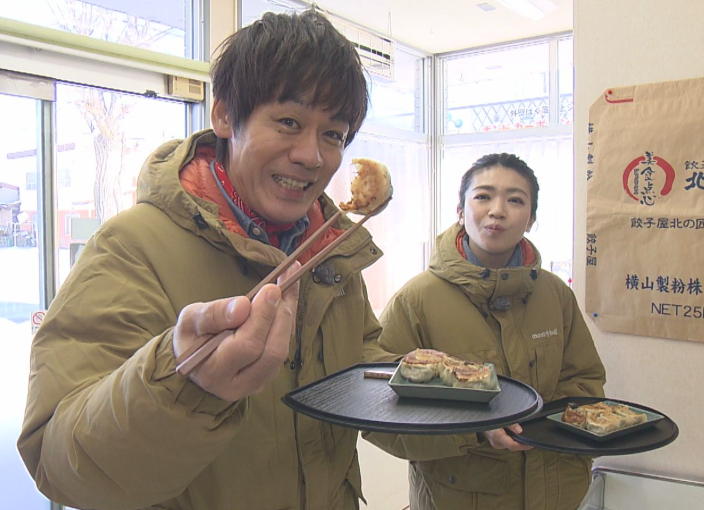 餃子を紹介する森結有花（右）