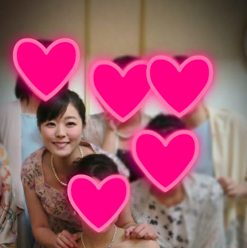 高校時代の友人の結婚式に参加する梅澤真理子