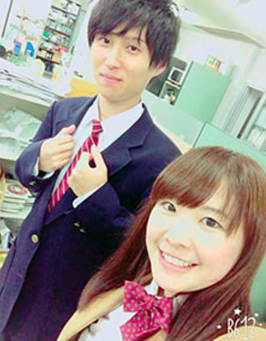 鴨下望美（右）の制服のコスプレ姿