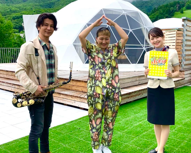 「武田真治と丸山桂里奈の第6弾！やまがた山もりツアー」での山川麻衣子（右）