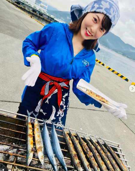さんまを焼く今井日奈子
