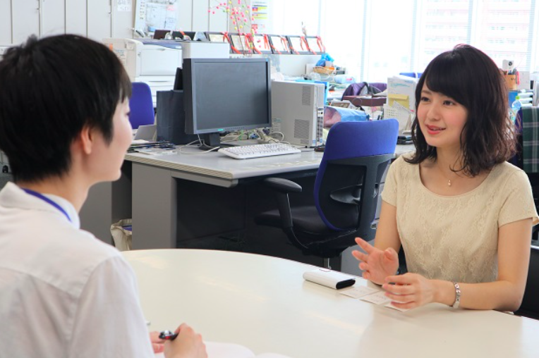 インタビューを受ける山川麻衣子