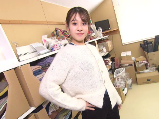 カメラに向けてポーズをとる古賀ひかる