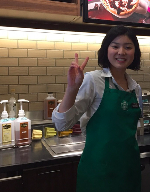 スターバックスで働く重信友里