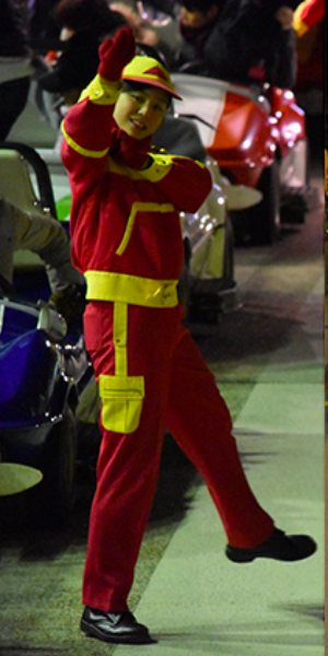 ディズニーランドのキャストをする重信友里