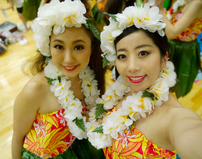 フラダンス姿の江口アミ