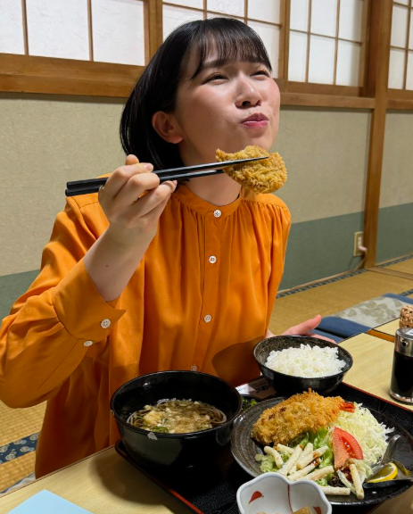 ミックスフライ定食を食べる佐々木陶子