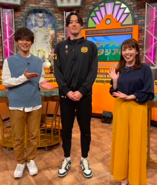 ミヤテレスタジアムに出演する福盛田悠(右)