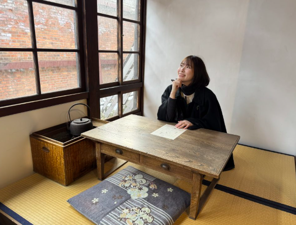 佐々木陶子（青森県五所川原市の斜陽館にて）