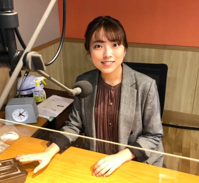 増子華子の左手薬指に指輪はみられない