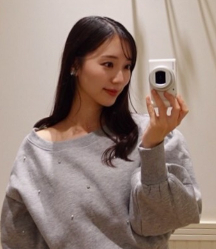 大久保薫子の左手薬指に指輪はみられない