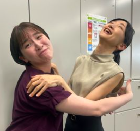 小川香織（右）の左手薬指に指輪はみられない