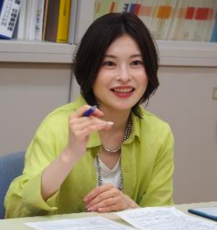 川島有貴の左手薬指に指輪はみられない