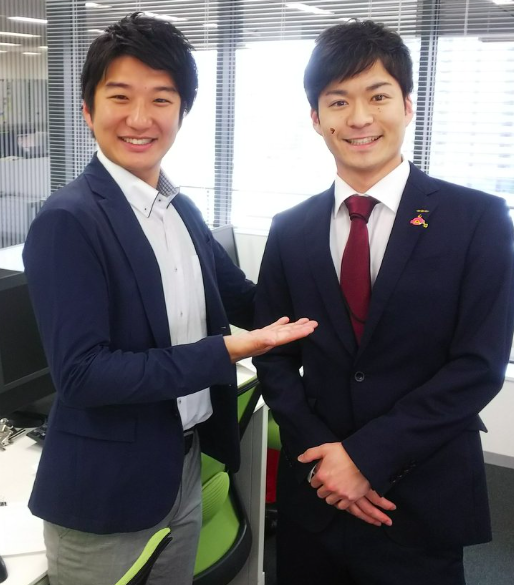 新人時代の佐藤修平（右）