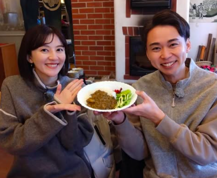 松原友希の左手薬指に指輪はみられない