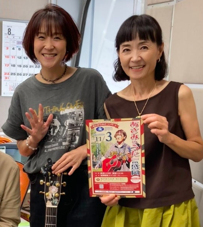 水越かおるの左手薬指に指輪は見られない