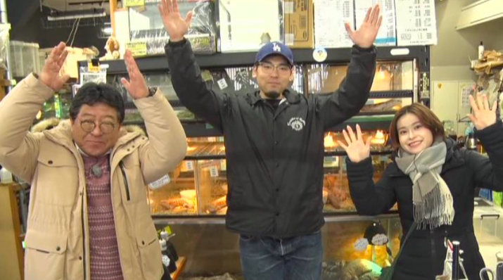 爬虫類を扱うショップを訪れる川島有貴（右）