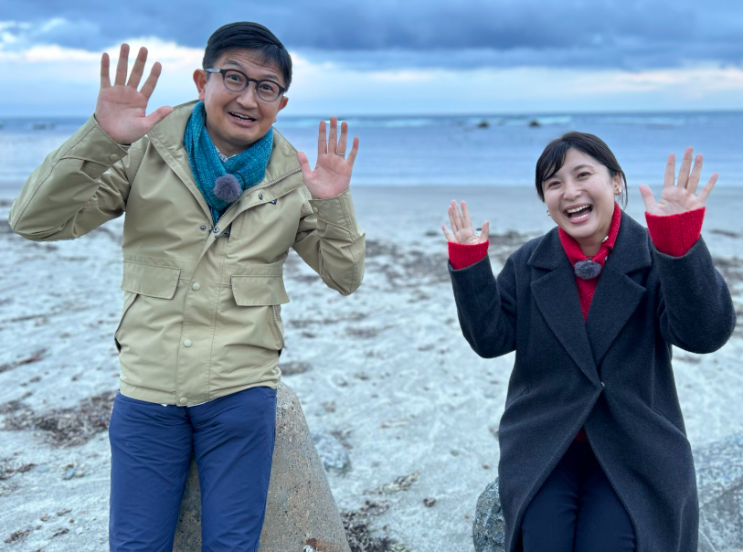 甲斐谷望（右）の左手薬指に指輪はみられない