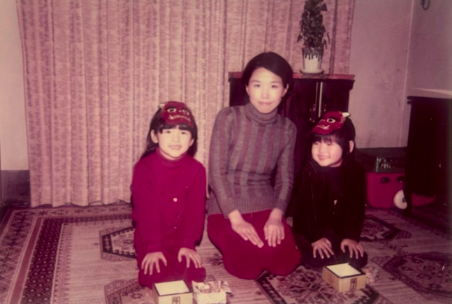 節分をする幼少期の小川香織（左）