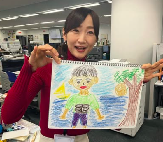 自作の絵をもつ小川香織