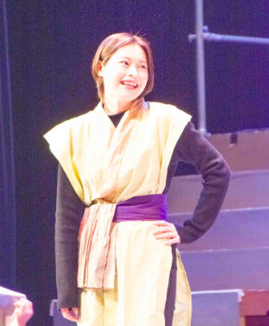 舞台に出演する川島有貴