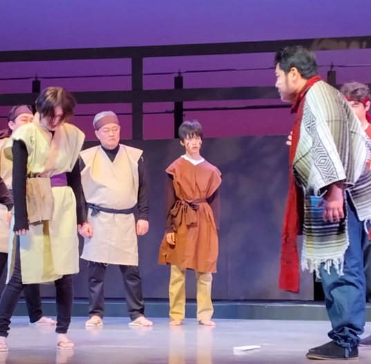 舞台に出演する川島有貴（左端）