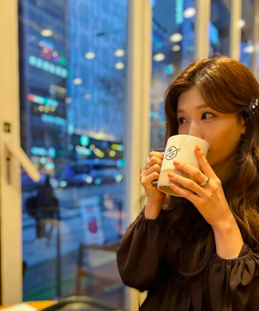 西川梨緒奈は中指に指輪をしているが左手薬指には指輪はみられない