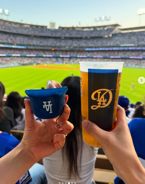 重信友里と夫の手元（右）