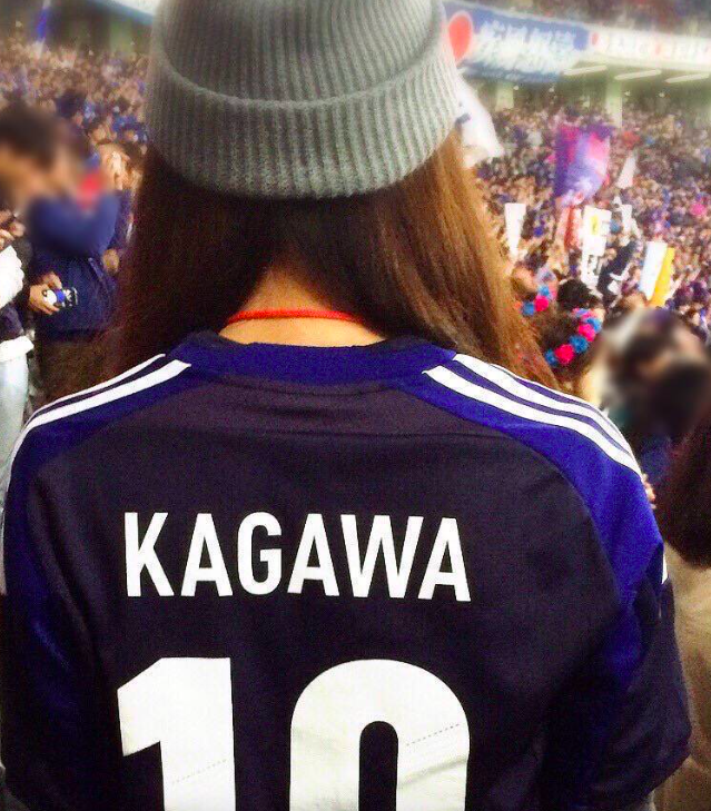 香川真司のユニフォームを着用する白壁里沙子