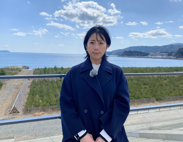 高田松原でレポートをする江口アミ