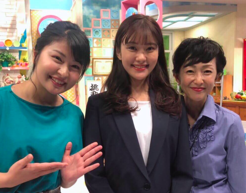 アナウンサーデビュー直後の増田紗織（中央）