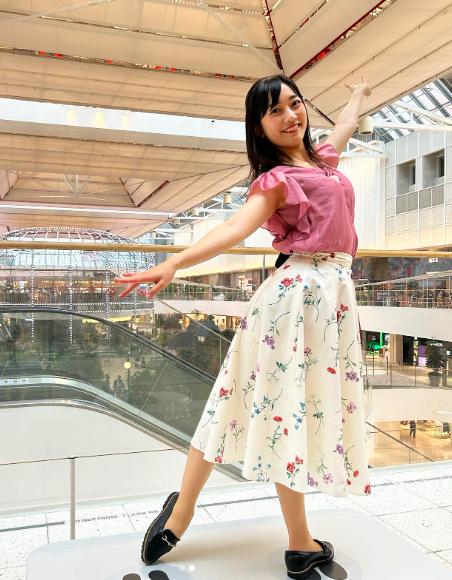 クラシックバレエのポーズをとる松本亜美