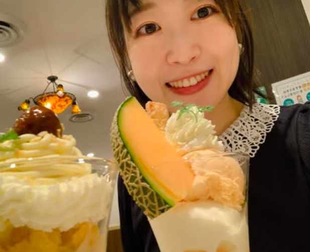 パフェを前に笑顔の浅田麻実