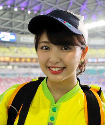 ビールの売り子をする兵藤遥陽