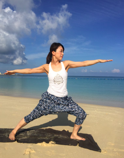 ヨガをする大隅智子