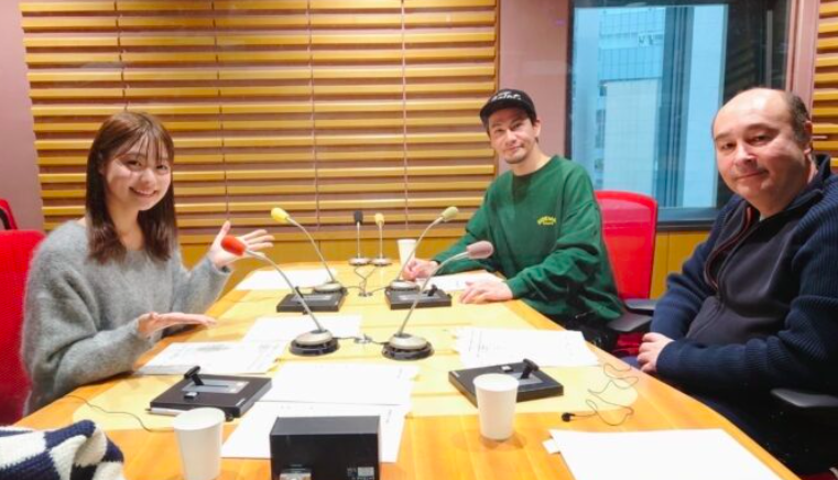 ラジオに出演するジョセフクラフト（右）