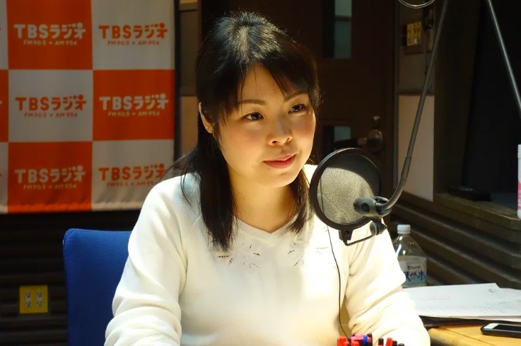 ラジオに出演する長谷部愛