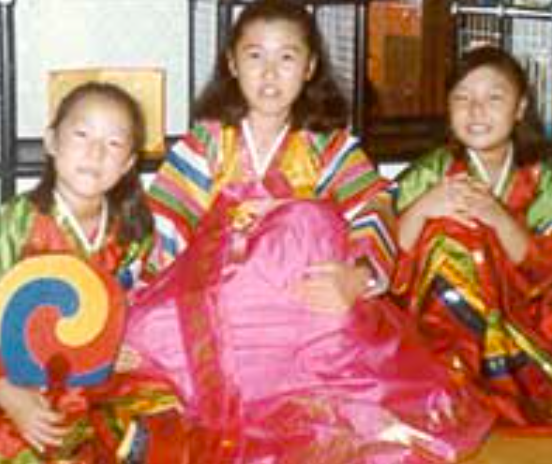 中学時代韓国のホームスティ先での廣瀬陽子（中央）