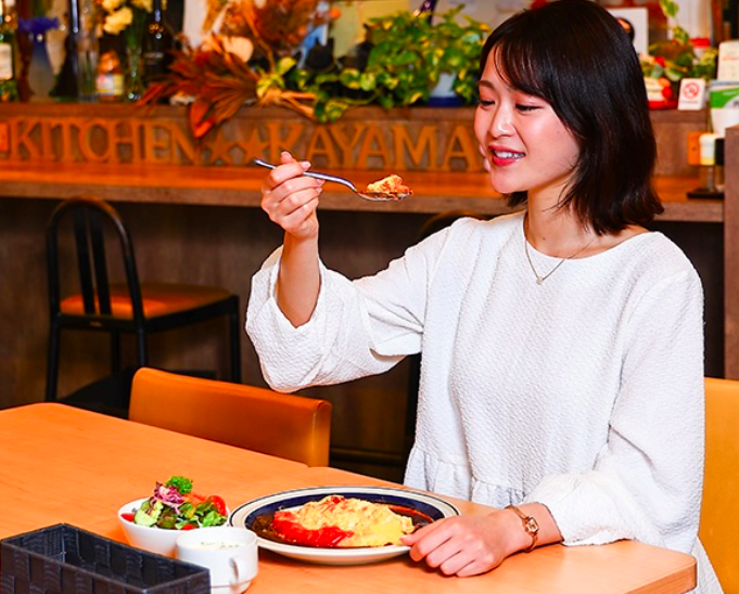 吉田優の左手薬指には指輪はみられない