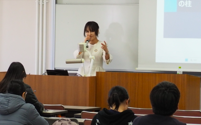 大学で講義をする天野馨南子